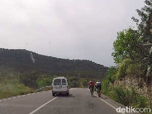 Potret Patuhnya Pengendara Eropa, Sabar di Belakang Pesepeda