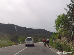 Potret Patuhnya Pengendara Eropa, Sabar di Belakang Pesepeda