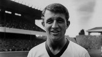 David Herd berada di Arsenal 1954-1961 (166 pertandingan, 99 gol) kemudian berlabuh di MU saat Setan Merah ditangani Sir Matt Busby. Dia bersama-sama MU mulai 1961-1968 (265 pertandingan, 145 gol). (Central Press/Getty Images)