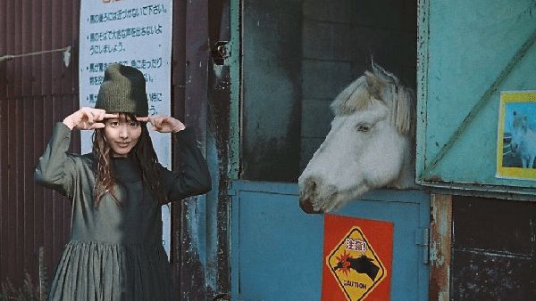 Ini Erika, Penjaga Peternakan Cantik yang Kini Sukses Jadi Model