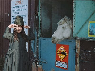 Ini Erika, Penjaga Peternakan Cantik yang Kini Sukses Jadi Model