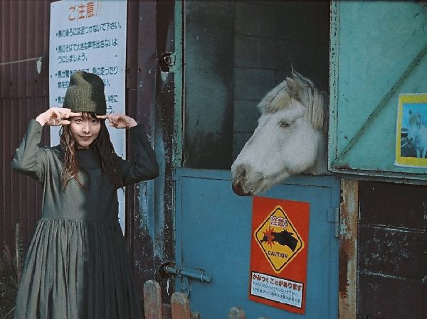 Ini Erika, Penjaga Peternakan Cantik yang Kini Sukses Jadi Model