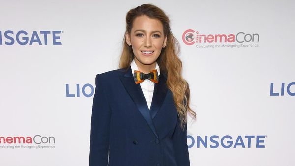 Gaya Seksi Blake Lively Pakai Tuksedo Tanpa Celana di Karpet Merah