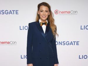 Gaya Seksi Blake Lively Pakai Tuksedo Tanpa Celana di Karpet Merah