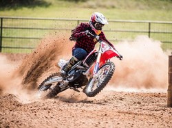 Menyeberang Sungai Pakai Motor Trail, Ada Triknya Nih!