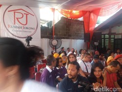 Relawan Bikin Rumah Jokowi di Menteng