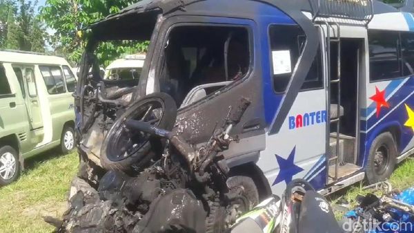 Penampakan Motor dan Elf Tabrakan Lalu Terbakar di Garut