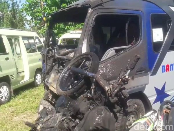 Penampakan Motor dan Elf Tabrakan Lalu Terbakar di Garut