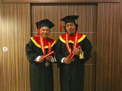 Komedian Komeng dan Rudi Sipit Pamer Foto Wisuda