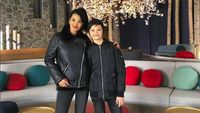Gaya Kompak Farah Quinn Bareng Anak Semata Wayang