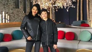 Gaya Kompak Farah Quinn Bareng Anak Semata Wayang