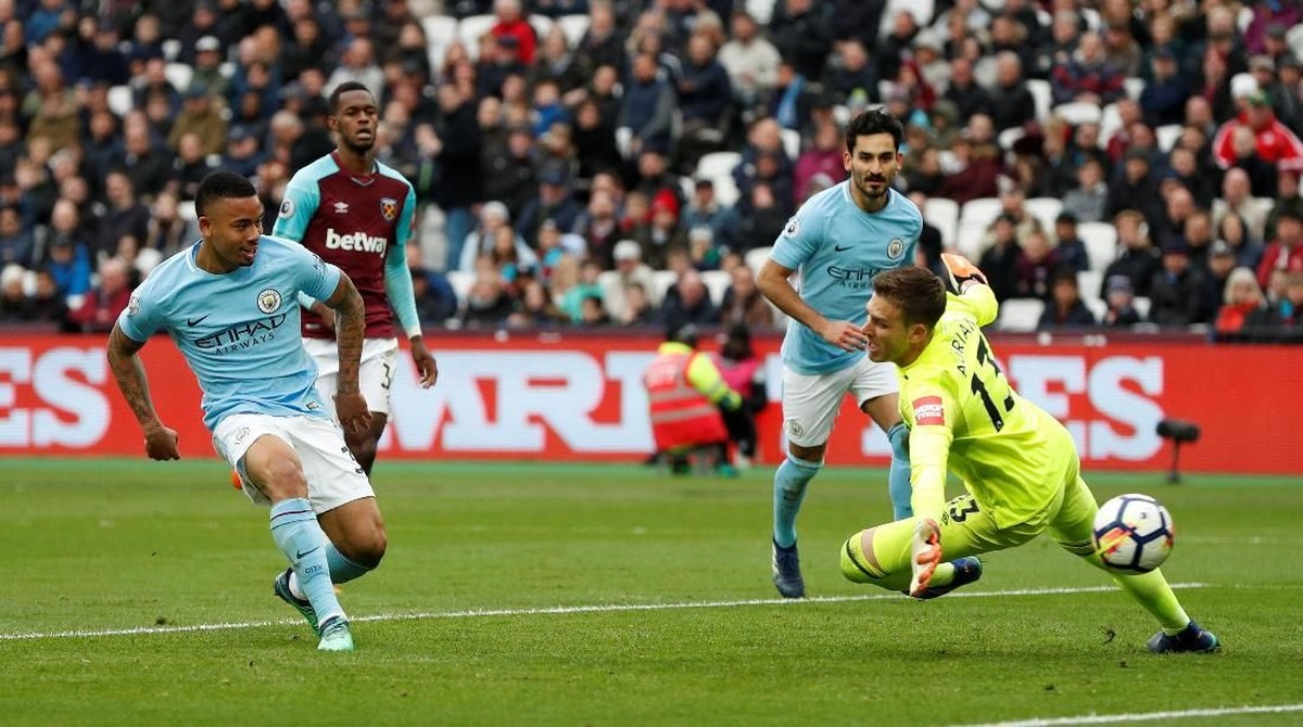 Gabriel Jesus mencetak gol ketiga Manchester City ke gawang West Ham United (Foto: John Sibley/Action Images via Reuters)