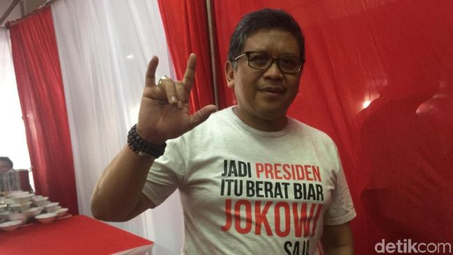 Sekjen PDIP Pakai Kaus 'Presiden Itu Berat, Biar Jokowi 
