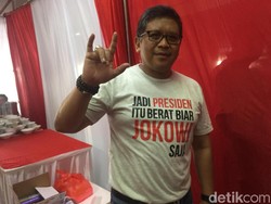 Sekjen PDIP Pakai Kaus Presiden Itu Berat, Biar Jokowi Saja