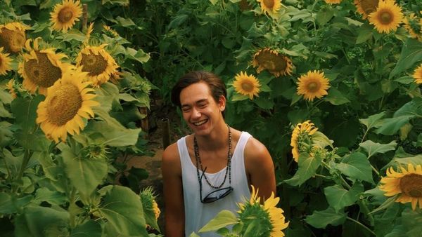 Senyuman Adipati Dolken Bikin Perempuan Meleleh