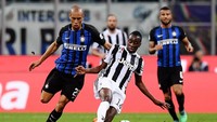 Wasit Daniele Orsato membuat keputusan penting. Lewat bantuan VAR, dia menganulir gol Blaise Matuidi di injury time babak pertama. (Foto: Alberto Lingria/Reuters)