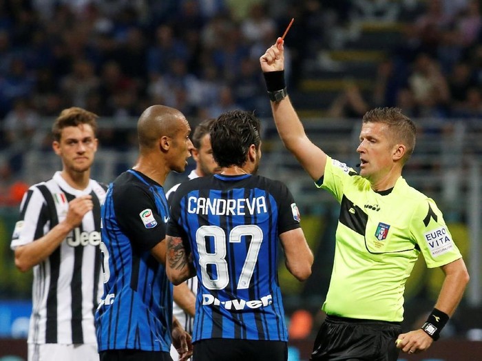 Soccer Football - Serie A - Inter Milan vs Juventus - San Siro, Milan, Italy - April 28, 2018   Inter Milans Matias Vecino is sent off by referee Daniele Orsato   REUTERS/Stefano Rellandini