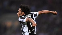 Juan Cuadrado datang ke Juventus sebagai pemain pinjaman dan awalnya mengenakan nomor 16. Ia baru memakai nomor 7 mulai awal musim 2016/2017. Di awal musim 2018/2019, Cuadrado rela menyerahkan nomor 7 ke Ronaldo. (Foto: Alberto Lingria/Reuters)