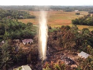 Petugas Sterilisasi Sumur Ilegal di Aceh dalam Radius 200 Meter Petugas Sterilisasi Sumur Ilegal di Aceh dalam Radius 200 Meter