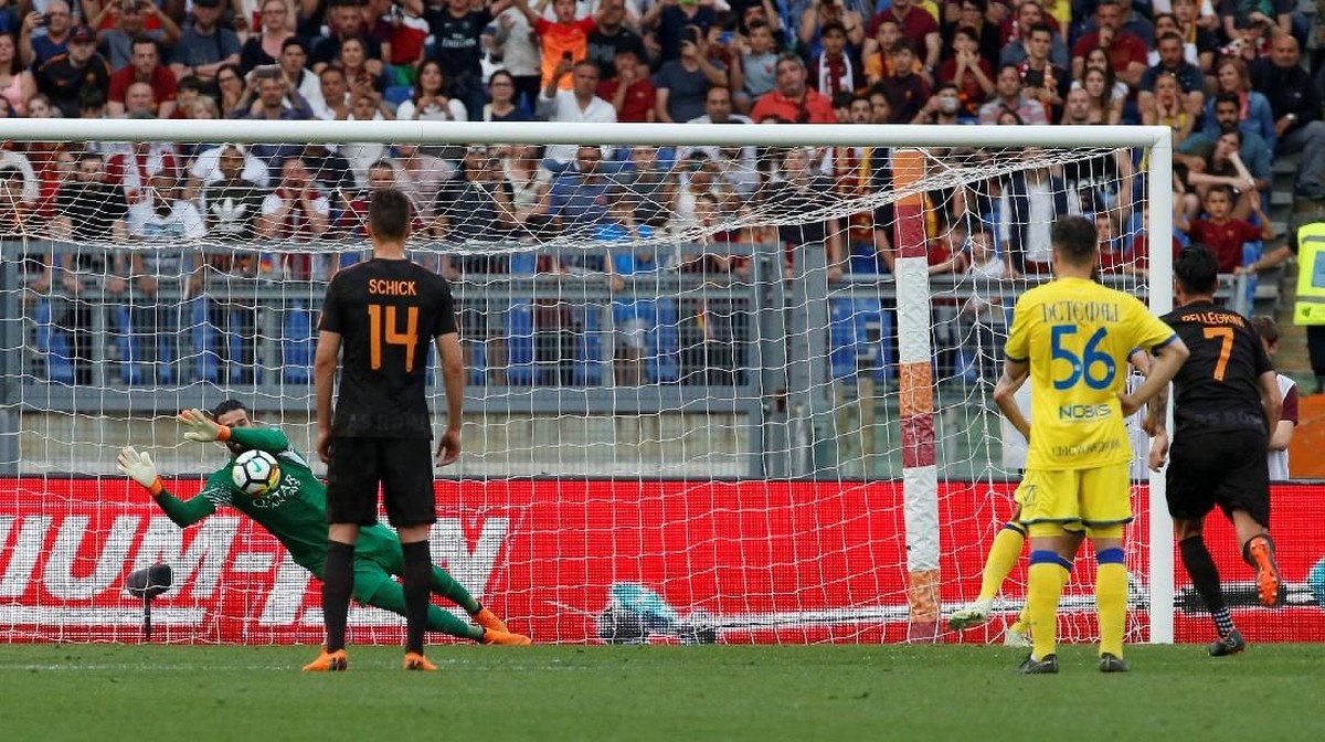 Alisson Becker menggagalkan penalti Roberto Inglese saat AS Roma menang 4-1 atas Chievo (Foto: Ciro De Luca/Reuters)
