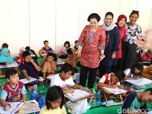 Hasto Apresiasi Semangat Wali Kota Risma yang Kini Ditiru Puti