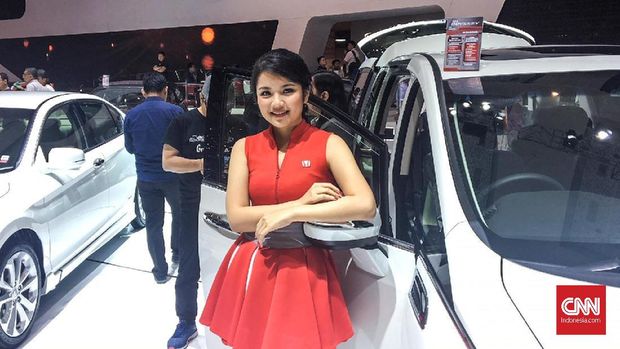 Senyum Palsu 'Usher' di Pameran Otomotif