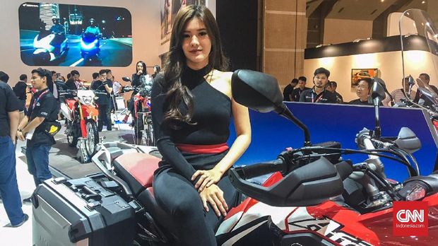 Senyum Palsu 'Usher' di Pameran Otomotif