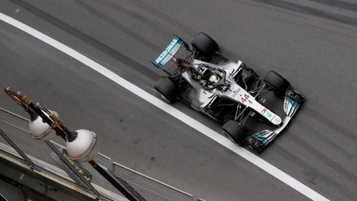 Lewis Hamilton akan start kedua di belakang Sebastian Vettel di GP Azerbaijan (Foto: David Mdzinarishvili/Reuters)