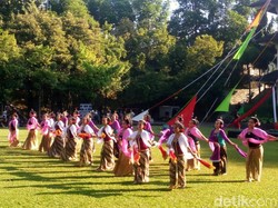 Aksi 3 Penari Pentas 24 Jam Nonstop untuk Hari Tari Dunia di Solo