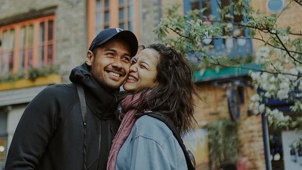 Bikin Baper! Lihat Kemesraan Chicco Jerikho dan Putri Marino di London