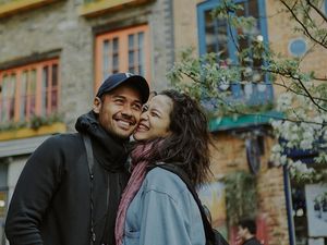 Bikin Baper! Lihat Kemesraan Chicco Jerikho dan Putri Marino di London