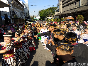 Ribuan Penari Menari 18 Jam Nonstop di Bandung