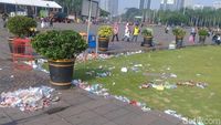 Foto: Sampah Sisa Acara Sembako di Monas Masih Dibersihkan