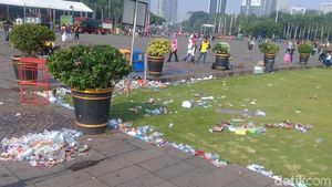 Foto: Sampah Sisa Acara Sembako di Monas Masih Dibersihkan