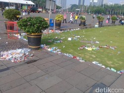 Petugas Masih Bersihkan Sampah Berserakan di Monas