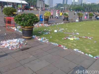 Foto: Sampah Sisa Acara Sembako di Monas Masih Dibersihkan