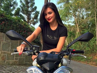 Cewek Brazil yang Doyan Naik Moge