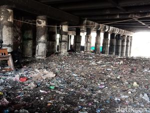 Total 838 Ton Sampah Diangkut dari Kolong Tol Priok Total 838 Ton Sampah Diangkut dari Kolong Tol Priok