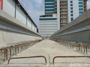 Sambil Jongkok, Budi Karya Cek Proyek LRT di Pancoran