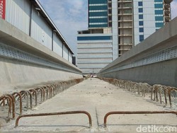 Sambil Jongkok, Budi Karya Cek Proyek LRT di Pancoran