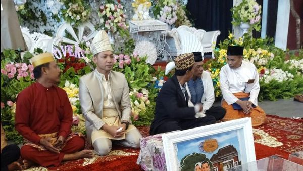 Foto: Akad Nikah yang Hanya Disaksikan Briptu Nova Via Video Call