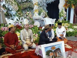 Foto: Akad Nikah yang Hanya Disaksikan Briptu Nova Via Video Call Foto: Akad Nikah yang Hanya Disaksikan Briptu Nova Via Video Call