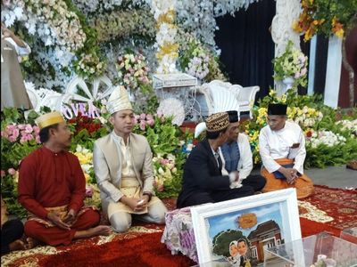 Foto: Akad Nikah yang Hanya Disaksikan Briptu Nova Via Video Call