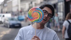 Gaya Keren Ricky Harun Saat Sedang Ngopi dan Dinner Romantis Bersama Istri