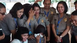 Foto: Detik-detik Mengharukan Polwan Ijab Kabul Lewat Video Call