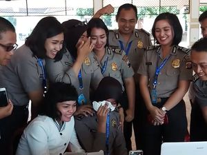 Foto: Detik-detik Mengharukan Polwan Ijab Kabul Lewat Video Call Foto: Detik-detik Mengharukan Polwan Ijab Kabul Lewat Video Call