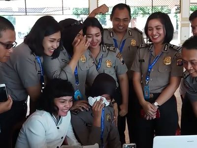 Foto: Detik-detik Mengharukan Polwan Ijab Kabul Lewat Video Call