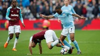 Posisi sembilan diduduki oleh Raheem Sterling. Winger Manchester City ini turut berjasa mengantarkan timnya meraih double winner: juara di Premier League dan Piala Liga Inggris. Dia bikin 23 gol dan 17 assist dalam 46 penampilan. Hitung-hitungan CIES menghasilkan nilai 89,76 untuknya. (Foto: David Klein/Reuters)