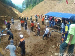 Sudah Dilarang, Warga Nekat Buka Jalan yang Tertimbun Longsor