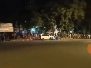 Konyol, Gagal Nge-drift Malah Tabrak Kerumunan Orang